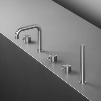 QuadroDesign Source Смеситель на борт ванны, на 5 отв., с ручным дуешм, цвет: brushed stainless steel-1