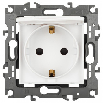 Розетка с заземлением и со шторкой, без рамки Эра Эра 12 12-2103-01М