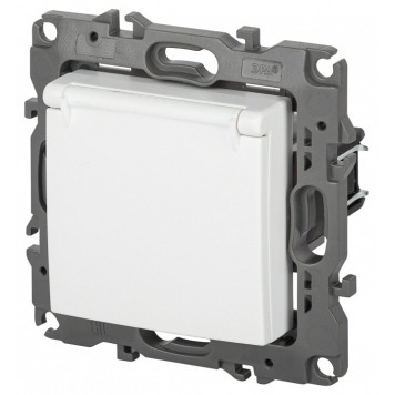 Розетка с заземлением и со шторкой, без рамки Эра Эра 12 12-2103-01М-1