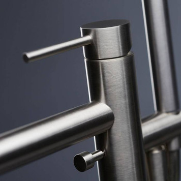 Newform X-STEEL 316 Смеситель для ванны напольный, излив 243 мм, в комплекте руч. душ, шланг, без встраиваемой части, цвет: INOX. 69684EX.50.050-1