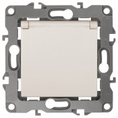 Розетка с заземлением и со шторкой, без рамки с крышкой Эра Эра 12 12-2103-02