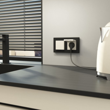 Розетка с заземлением и со шторкой, без рамки с крышкой Werkel W1171262-1