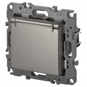 Розетка с заземлением и со шторкой, без рамки с крышкой Эра Эра 12 12-2103-16-2