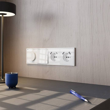 Розетка с заземлением и со шторкой и 2хUSB type A и C, без рамки Voltum S70 VLS040501-4